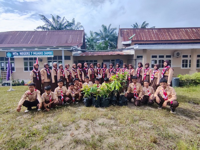 HARI BUMI 2025: DALAM RANGKA MEMPERINGATI HARI BUMI PADA 22 APRIL 2025, MTSN 7 MUARO JAMBI SIAPKAN 100 BIBIT MATOA DANMANGGA MENGIKUTI GERAKAN PENANAMAN 1 JUTA POHON MATOA 