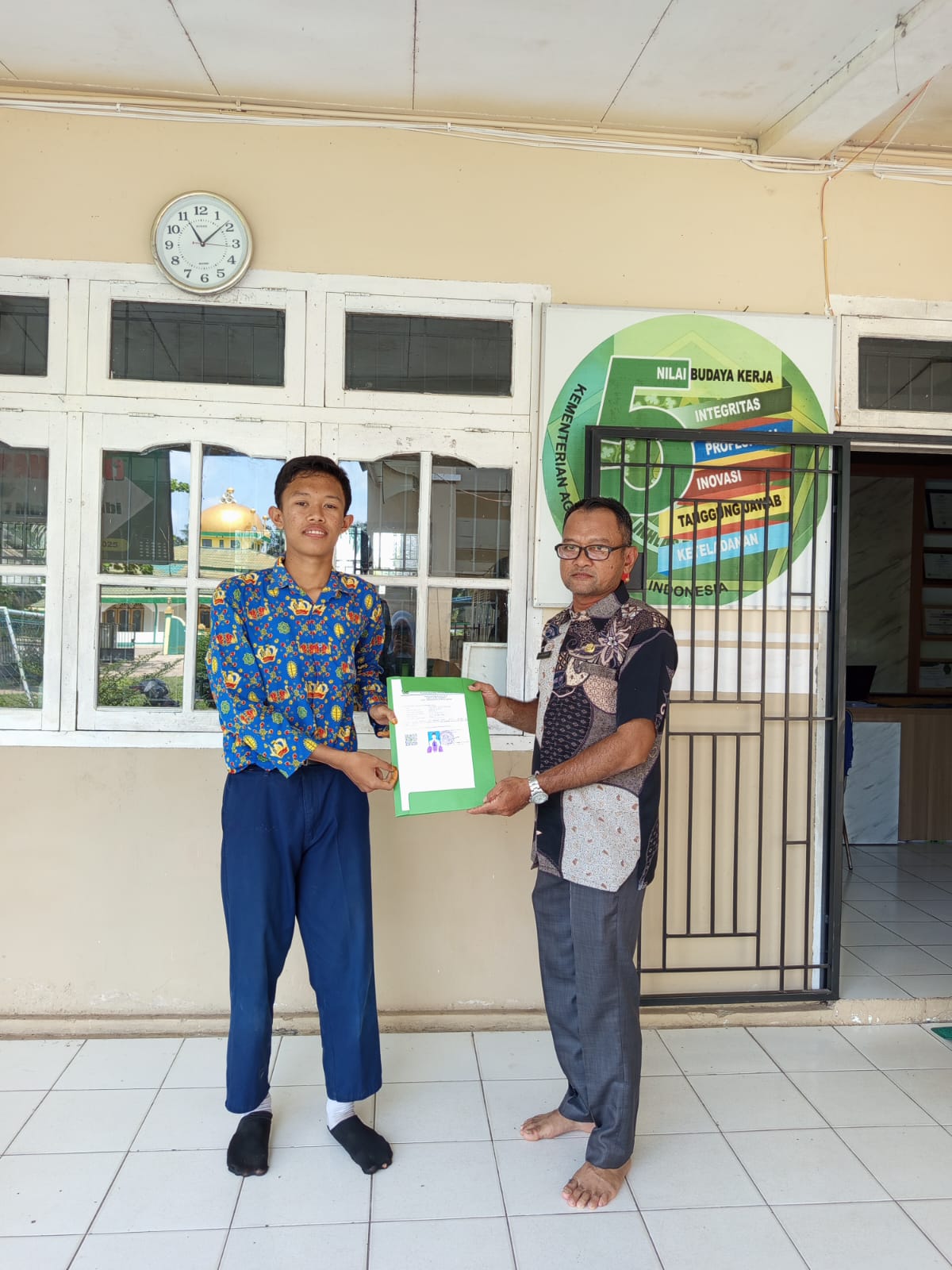 MTsN 7 Muaro Jambi melaksanakan pembagian Surat Keterangan Lulus (SKL) Siswa Kelas IX yang telah dinyatakan lulus