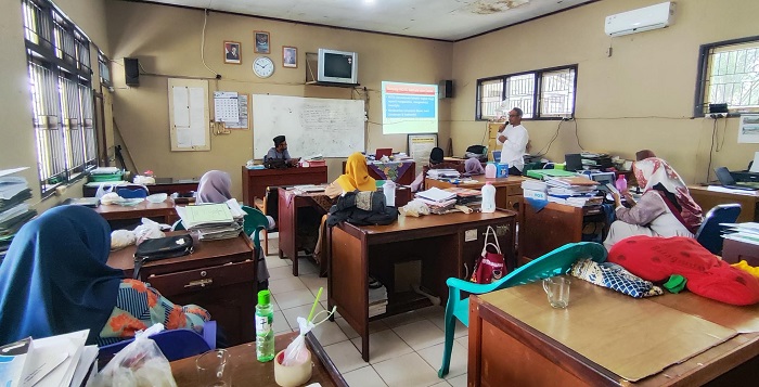 Guru MTsN 7 Muaro Jambi Laksanakan Diseminasi Pelatihan Penilaian Pembelajaran Berbasis HOTS