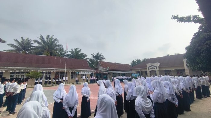 Harmoni Teknologi dan Adab: MTsN 7 Muaro Jambi Gelar Upacara Bendera dan Apresiasi Prestasi