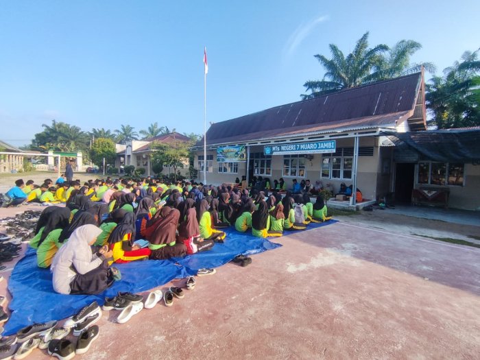 Perkuat Karakter dan Kebugaran Peserta Didik, MTsN 7 Muaro Jambi Gelar Yasinan, IMTAQ, dan Jalan Sehat