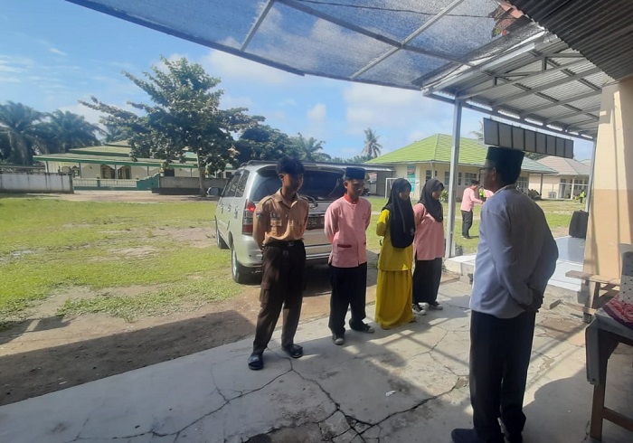 Peserta K3G Diberi Amanat Kepala Madrasah Sebelum Berangkat Ke - Bumi Perkemahan Kecamatan Sungai Bahar Peserta K3G Diberi Amanat Kepala Madrasah Sebelum Berangkat Ke - Bumi Perkemahan Kecamatan Sungai Bahar