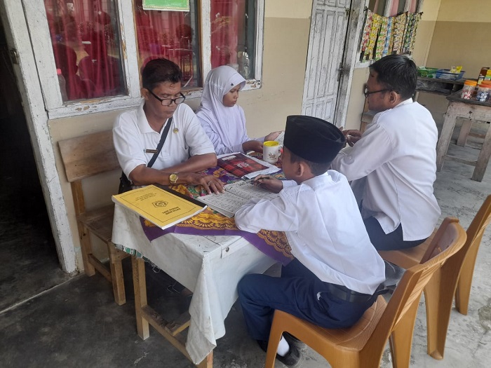 DALAM RANGKA PENGENTASAN BUTA AKSARA ALQURAN, MTsN 7 MUARO JAMBI LAKUKAN BIMBINGAN KHUSUS BACA IQRO DAN ALQURAN TERHADAP SISWA YANG BELUM FASIH BACA QURAN
