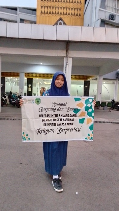 SPANDUK DELEGASI MTSN 7 MUARO JAMBI BERKIBAR DI DEPAN GEDUNG UTAMA ASRAMA HAJI JAKARTA