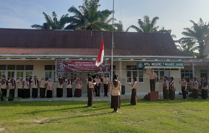 Upacara Hari Pramuka yang ke-63, kamad MTsN 7: Selaraskan Dasa Dharma pertama dengan Sila Ketuhanan yang Maha Esa