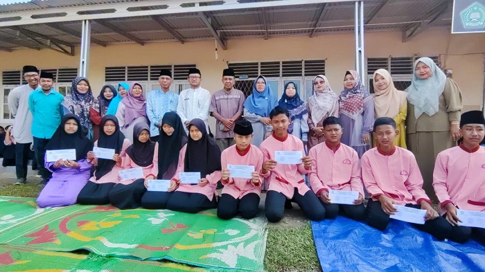 SAMBUT LEBARAN ANAK YATIM 10 MUHARRAM 1446 H, MTsN 7 MUARO JAMBI BERIKAN SANTUNAN