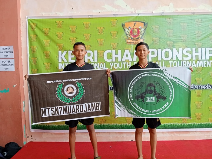 DUA SISWA MADRASAH TSANAWIYAH NEGERI 7 MUARO JAMBI BAWA PULANG PERUNGGU di (Internasional Youth Football Tournament)