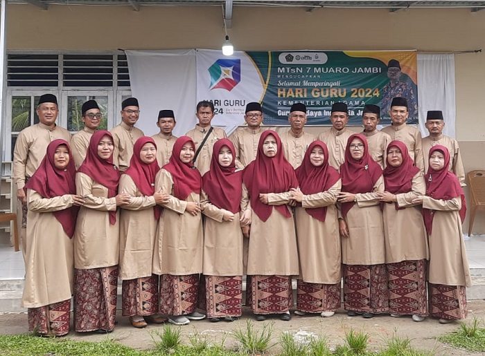 UPACARA HGN (HARI GURU NASIONAL) DI HALAMAN MTSN 7 MUARO JAMBI