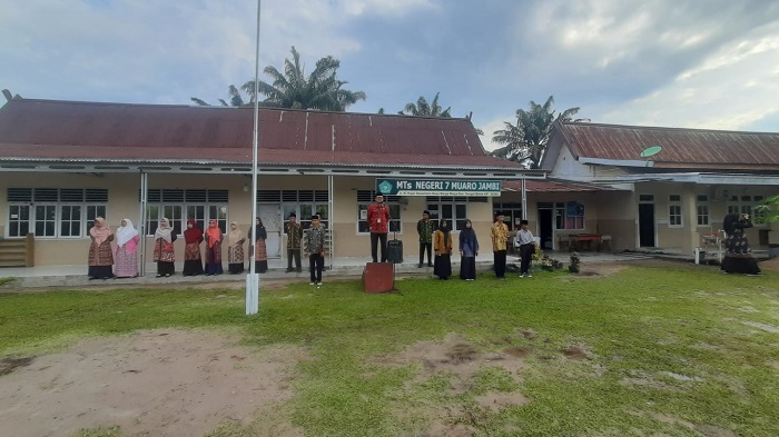 JANGAN PERNAH LUPAKAN SEJARAH BANGSA, DALAM RANGKA MEMPERINGATI HARI PAHLAWAN 10 NOVEMBER 2024 MTsN 7 MUARO JAMBI GELAR UPACARA PERINGATAN HARI PAHLAWAN