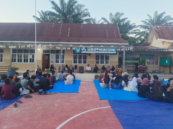 Penuh Syukur dan Kebersamaan, MTsN 7 Muaro Jambi Gelar Khataman Quran, Buka Bersama, dan Tasyakuran Prestasi Siswa