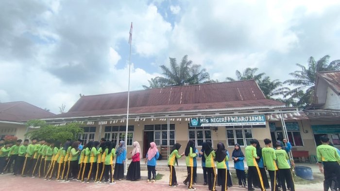 Merajut Ukhuwah Jelang Syawal, Keluarga Besar MTsN 7 Muaro Jambi Gelar Gotong Royong dan Silaturahmi