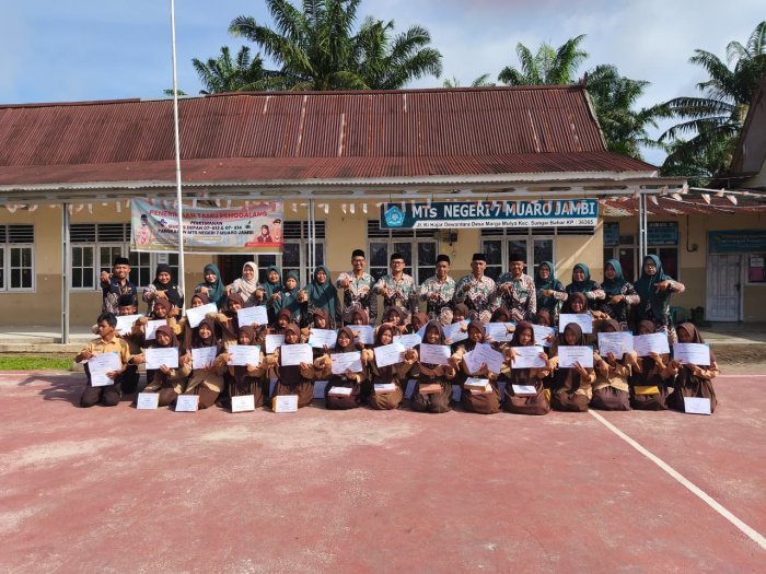 MTs Negeri 7 Muaro Jambi Bagikan Rapor Semester Ganjil Tahun Pelajaran 2025/2026 MTs Negeri 7 Muaro Jambi Bagikan Rapor Semester Ganjil Tahun Pelajaran 2025/2026
