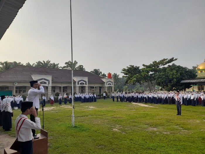 PENYEMATAN TANDA PESERTA, MTsN 7 MUARO JAMBI LAKSANAKAN MASA TAARUF SISWA BARU (MATSAMA) TAHUN PELAJARAN 2024/2025